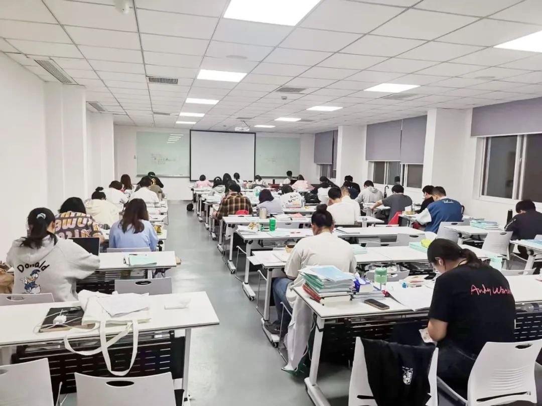 部分同學由于對考銀行缺乏足夠的認知總是不以為意,認為這是一種低檔次的職業選擇。其實銀行工作作為一種穩定的職業選擇,具有待遇優厚、福利保障好、職業發展前景廣闊等特點。特別是每年的銀行秋季校園招聘招聘規模大、崗位多。所以千萬不要因為自視甚高而導致自己失去了一個很好的就業機會。